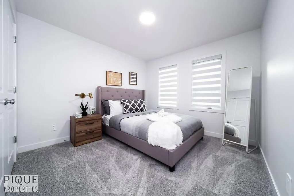 Urbanutopia*Luxury Home*King Bed*Patio/Bbq*Sleep16 Edmonton Holiday home